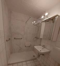 Badsanierung in Wrist mit Wandpanelen (vorher Badewanne drin!) © Enno Makoschey Heizung- und Sanitär GmbH Badsanierung in Wrist mit Wandpanelen (vorher Badewanne drin!) © Enno Makoschey Heizung- und Sanitär GmbH